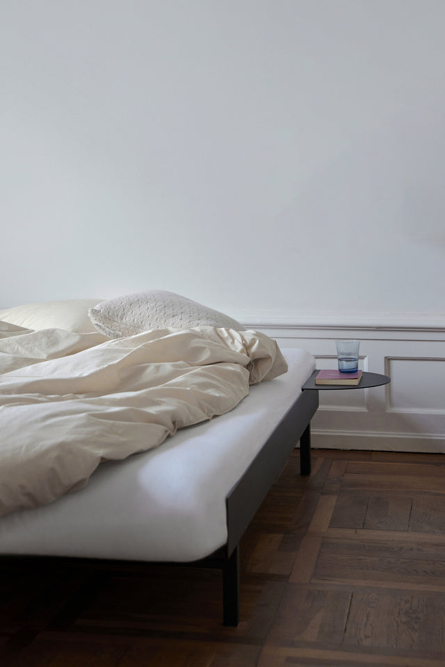 MOEBE bed 90-180cm low