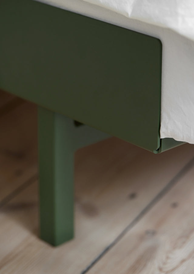MOEBE bed 90cm low