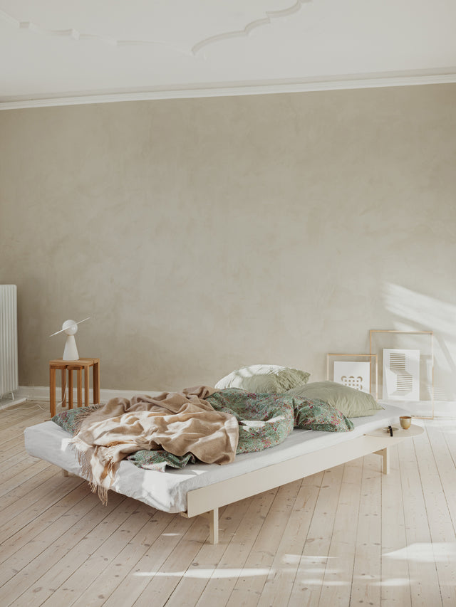 MOEBE bed 90-180cm low