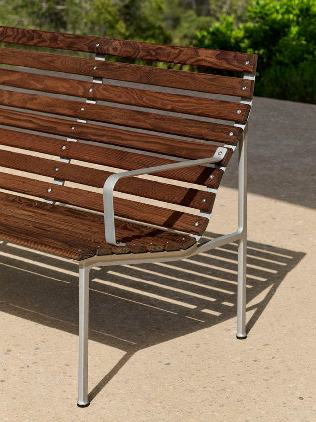 Outdoorbank | Traverse Lounge Bench mit Armlehne